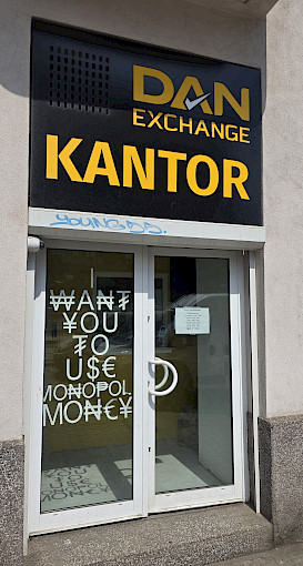 Wejście do kantoru Dan Exchange przy ul. Wolskiej 54 w Warszawie
